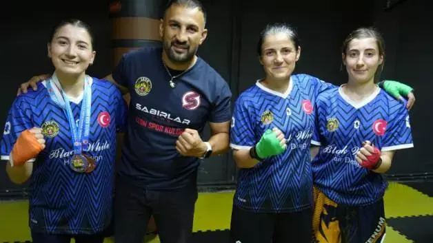 Anne ve iki kızı aynı ringde şampiyonluk için çalışıyor