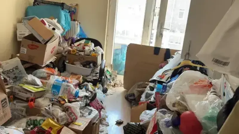Emekli profesörün iki dairesinden tonlarca eşya ve çöp çıktı