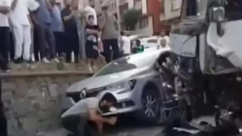 Esenler'de freni boşalan hafriyat kamyonu 7 araca çarptı