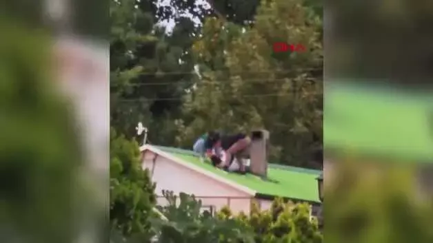 Sakarya'da akıma kapılan genç çatıdan sarkıtılarak indirildi, hastanede hayatını kaybetti