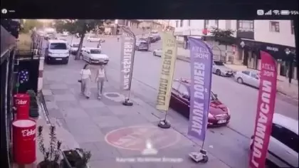 16 yaşındaki kızlara laf atanları uyardı, tekme tokat dövüldü!