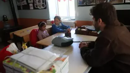 2 öğrenci ve 1 öğretmen için ilk ders zili çaldı