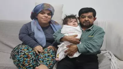 21 yıllık ayrılık depremle bitti: Cüce çiftin büyük aşkı Gülsüm bebekle taçlandı