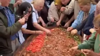 3 metrelik tepside İskender! Gören koştu, 700 kişi böyle yedi