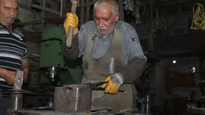 70 yıllık demirci ustası yetiştirdiği çıraklarla mesleğini geleceğe taşıyor