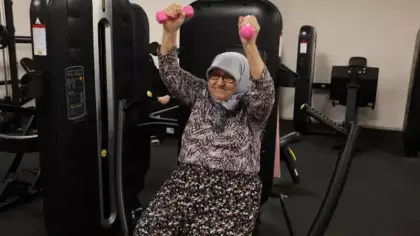 82 yaşındaki kadın, sporla bastonunu attı
