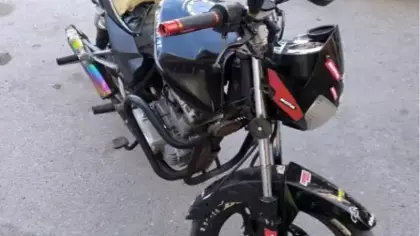 Abart egzozlu ve plakasız motosikletin ehliyetsiz sürücüne 105 bin lira ceza