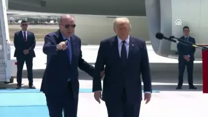 ABD başkanı Trump kendisni karşılayan askerleri 