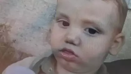 Acı ölüm: Seyir halindeki araçtan düşen 2 yaşındaki bebek, başka aracın altında kaldı!