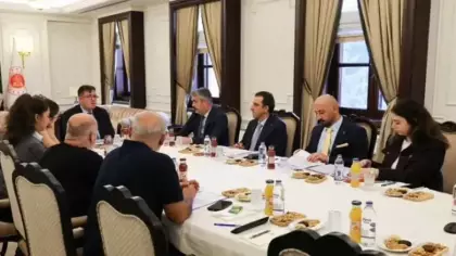 Adalet Bakan Yardımcısı Tuncay, 6 Şubat depremlerinde yakınlarını kaybedenlerle görüştü
