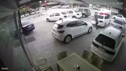 Adana'da oto galeriye silahlı saldırı kamerada; çok sayıda araca kurşun isabet etti