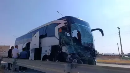 Afyonkarahisar'da yolcu otobüsü kamyonete çarptı: Ölü ve çok sayıda yaralı var