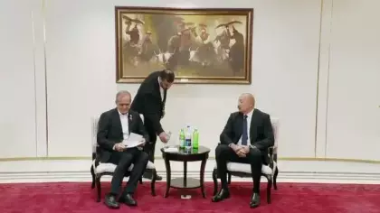 Aliyev ile Pezeşkiyan arasında gülümseten 