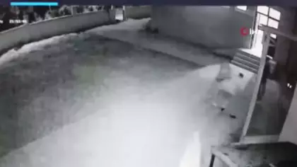 Alkol alıp cami avlusunda uygunsuz hareketler yapan çift kendilerini uyaran imamı dövdü