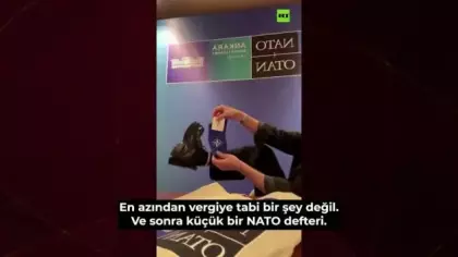 Alman gazeteci NATO'da kendisine verilen hediyeleri gösterdi!
