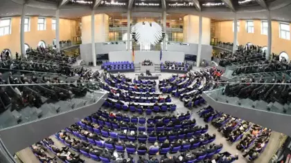 Almanya'da milletvekilleri 500 euro'luk zamdan vazgeçti