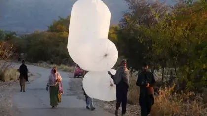 Altyapı yok tehlike büyük! Görenleri şaşkına çeviren yöntem: Poşete doldurup kullanıyorlar