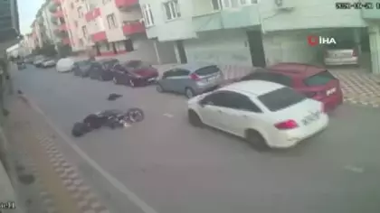 Aniden yola çıkan çocuğa motosiklet çarptı! Kaza anı kamerada