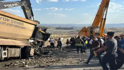 Ankara'da belediyeye ait hafriyat kamyonları çarpıştı: 2 ölü