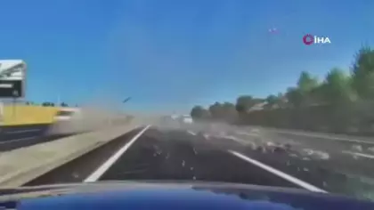 Ankara'da feci kaza: Karşı şeride fırlayan araç 2 otomobile çarptı! 1 ölü, 7 yaralı!