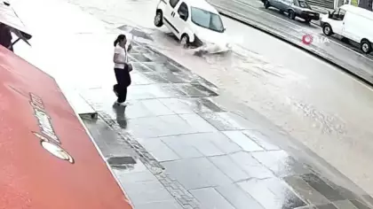 Ankara’da sağanak sele neden oldu; araçlar sürüklendi