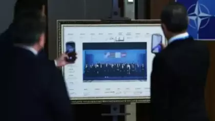 Ankara'da tarihi zirve: NATO liderlerinden imzalı aile fotoğrafı