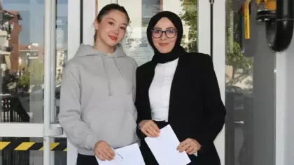 Anne-kız aynı okulda KPSS'ye girdi