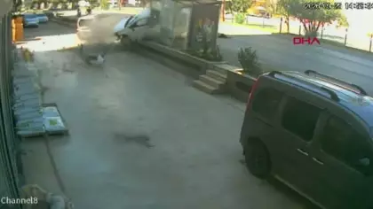Antalya'da dehşet anı kamerada! Önce yayaya çarptı, sonra durağa daldı: 1'i ağır 3 yaralı