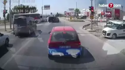 Antalya'da emniyet şeridinden gelip genç kıza çarptı, o anlar araç kamerasında