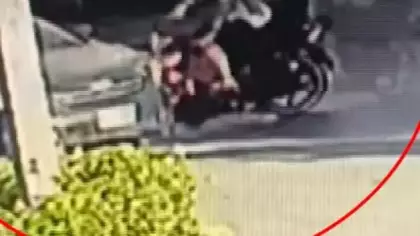 Antalya'da feci kaza kamerada: Otomobil ile motosiklet çarpıştı: 1 yaralı