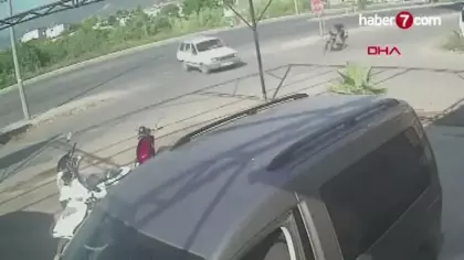 Antalya'da otomobille çarpışan motosikletli metrelerce savruldu
