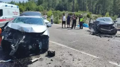 Antalya'da otomobiller çarpıştı: 1 ölü, 3 yaralı