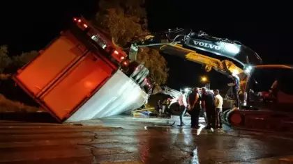 Antalya'da tırın altında kalan 2 kişi feci şekilde öldü