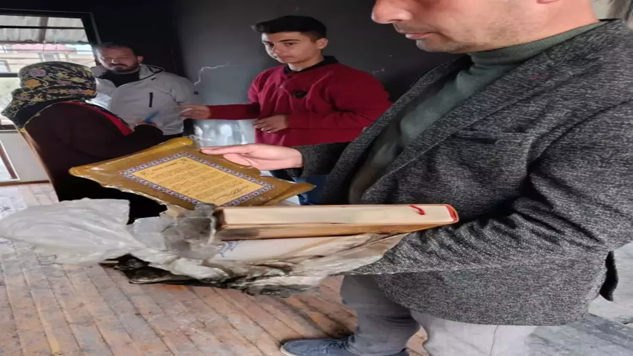 Antalya'da yanan evde bulunan Kur'an-ı Kerim, zarar görmedi!