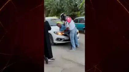 Antalya'da yaşlı adamın kafasını kaputa vura vura dövdü, millet ise izlemekle yetindi!