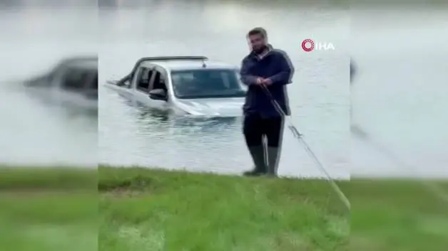 Aracıyla göletten geçmek isteyen vatandaşlar suda mahsur kaldı!
