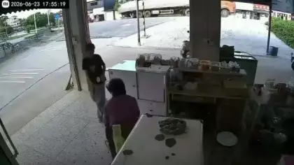 Araçtan fırlayan tekerlek dükkan daldı facia kıl payı atlatıldı