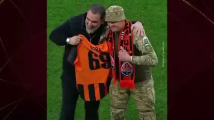 Arda Turan'dan maç öncesi forma takdimi! Kolunu kaybeden askere sahada forma verdi!