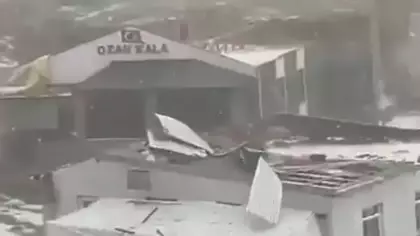 Ardahan'da şiddetli fırtına evlerin çatılarını uçurdu!