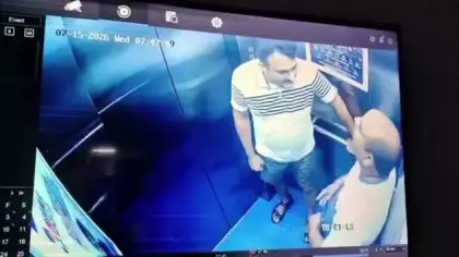 Asansördeki kameradan habersiz komşular asansörde kavga etti