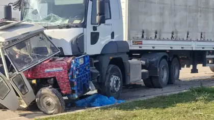 Askeri malzeme taşıyan tır traktörle çarpıştı: 1 ölü 1 yaralı