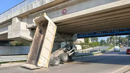 ASKİ kamyonunun damperi köprüde takılı kaldı