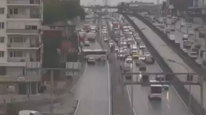 Avcılar'da D-100 Karayolu servis midibüsü kaza yaptı