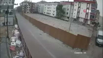 Avcılar'da depremi andıran görüntüler! Fırtınada inşaat alanı yerle bir oldu