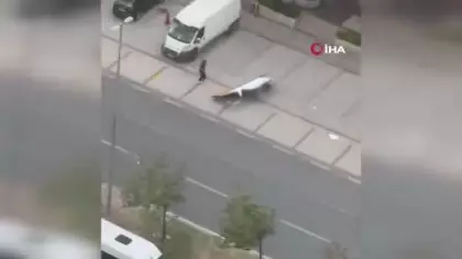 Avcılar'da fırtına sırasında uçan reklam panosu bir vatandaşın üzerine düştü