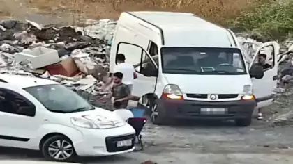 Avcılar'da kaçak moloz döken 2 araç sahibine 100 bin lira ceza