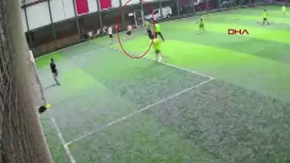 Avcılar'da maç yaparken fenalaşan genç hastanede hayatını kaybetti