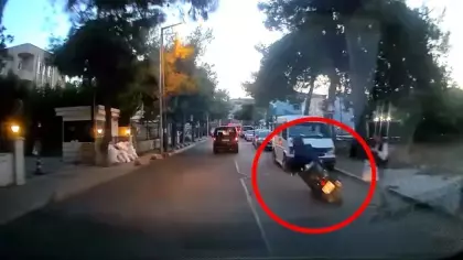 Avcılar’da motosikletten inerken düştü; otomobilin altında kalmaktan son anda kurtuldu