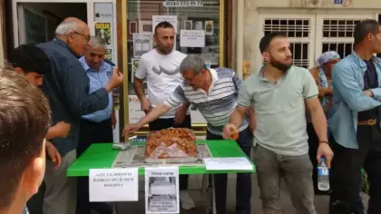 Aziz Yıldırım’ın başkanlığı tatlı dağıtılarak kutlandı