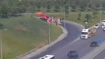 Bağcılar'da itfaiye aracı devrildi: 2 yaralı